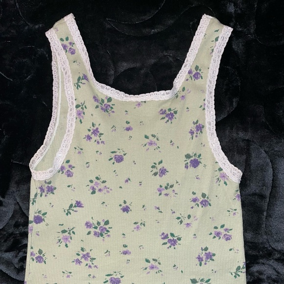 green floral cropped top with delicate lace border 🌿🌿 - Picture 2 of 5